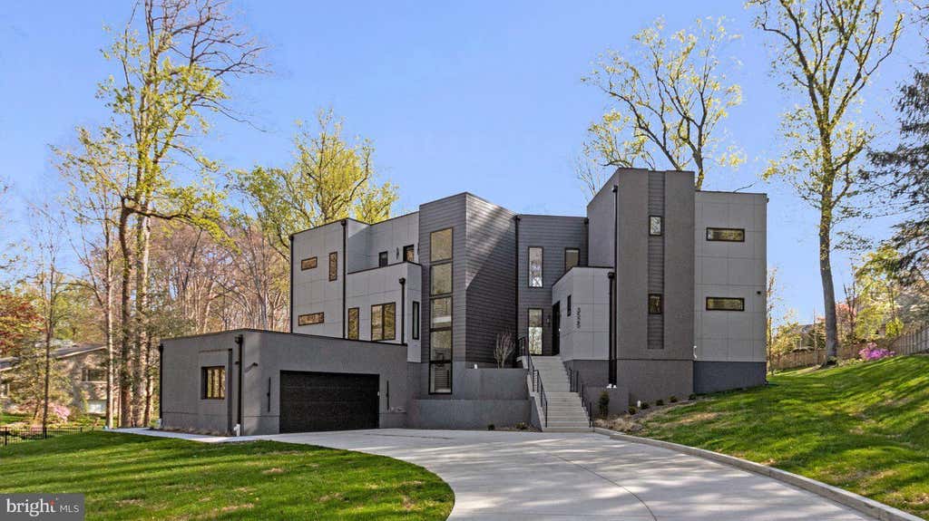 Photo of 3525 Glenbrook Road, FAIRFAX, VA 22031 (MLS # VAFX2331484)