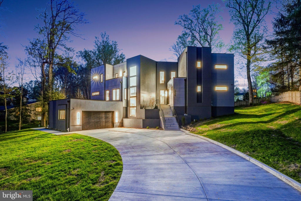 Photo of 3525 Glenbrook Road, FAIRFAX, VA 22031 (MLS # VAFX2331484)