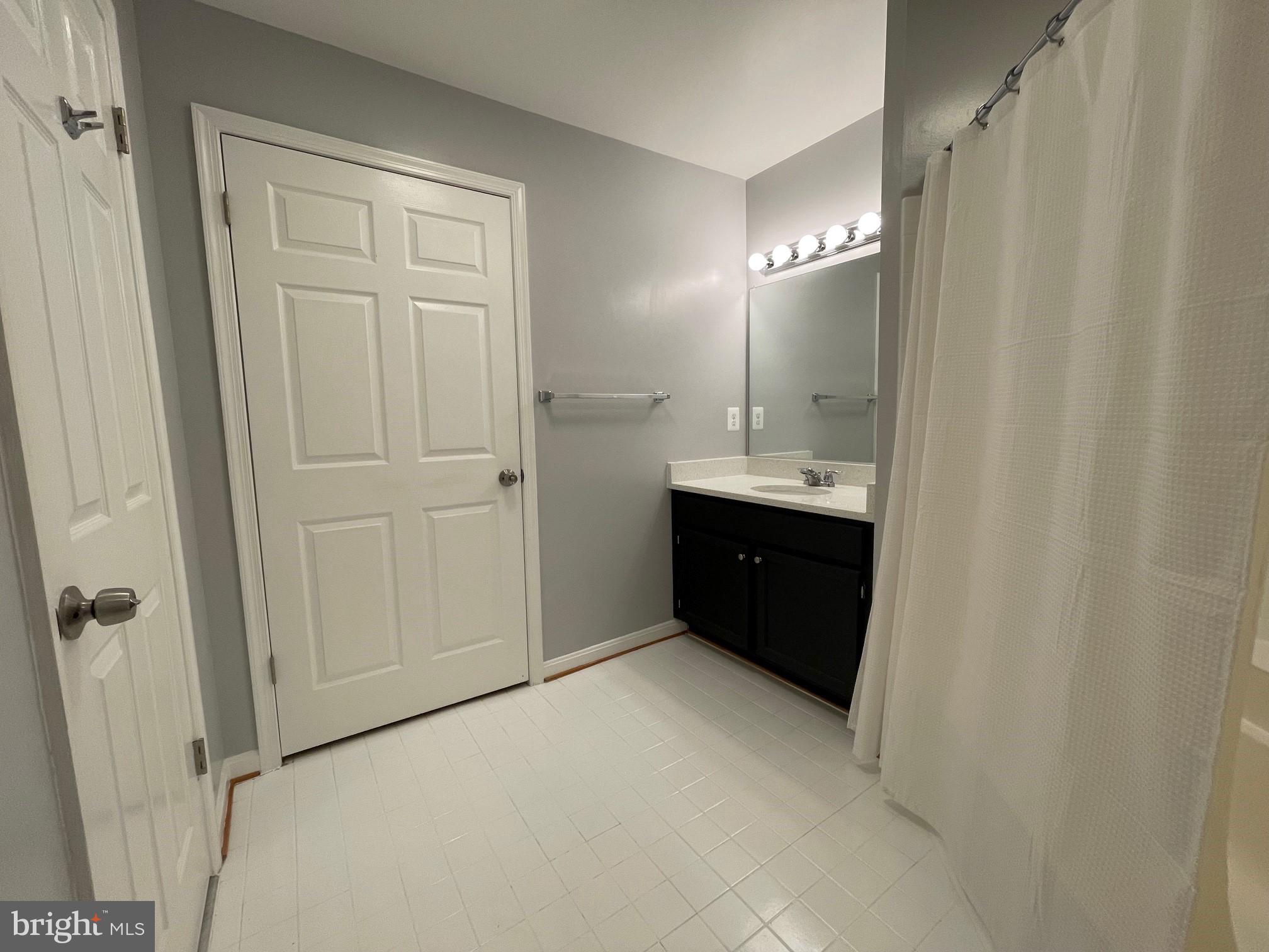 QUAKER HILL CONDOMINIUM - Residential Lease