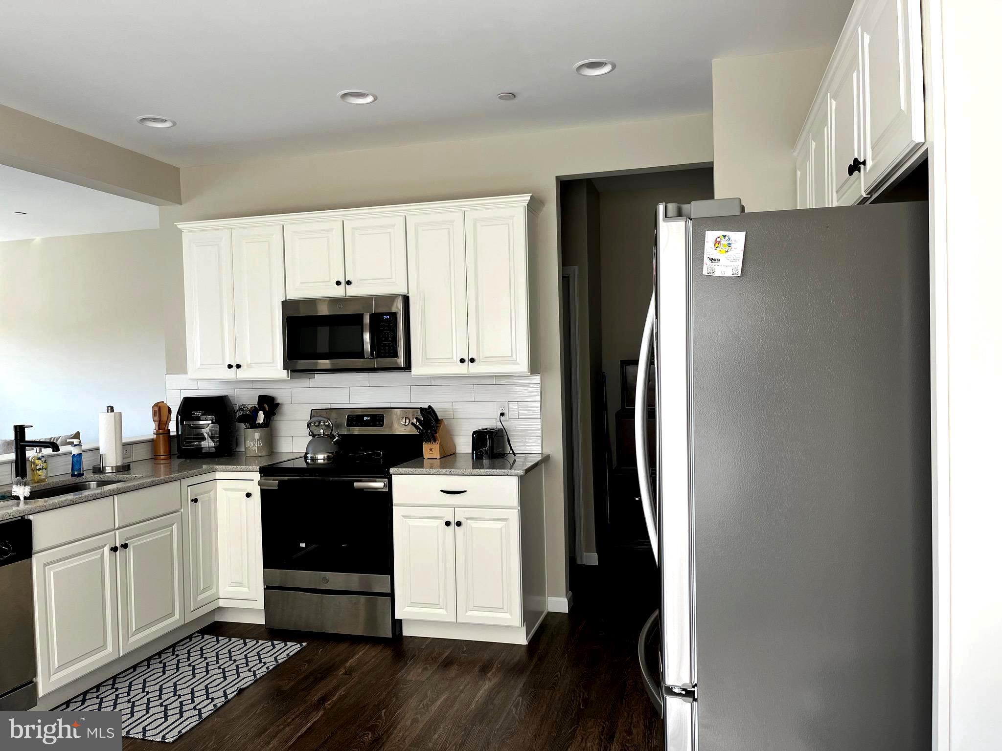 HANBURY COURT AT WINDING HILLS - Residential