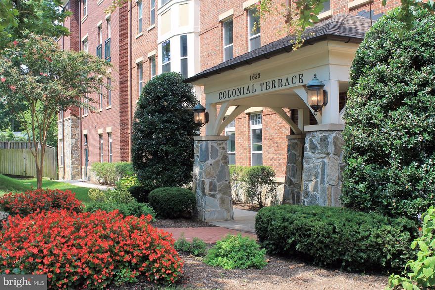 PRICE IMPROVED!!  EXTRA WIDE, 1 Br PLUS DEN w/ 1.5 Ba's, Over 1000+ SF, SOARING 10 ft Ceilings!! NEW Samsung S.S. Kitchen Appliances & W/D, Granite, 42" Cabs, NEW HWD Floors, Master Bed/bath suite, Double Vanity, Ceramic Tile, 2 California Walk-in Closets. 1 Large Parking Spot. 2 Private Balconies. NEAR Rosslyn METRO, EZ Access to 66, Pentagon, DC, Airport.  Must SEE!