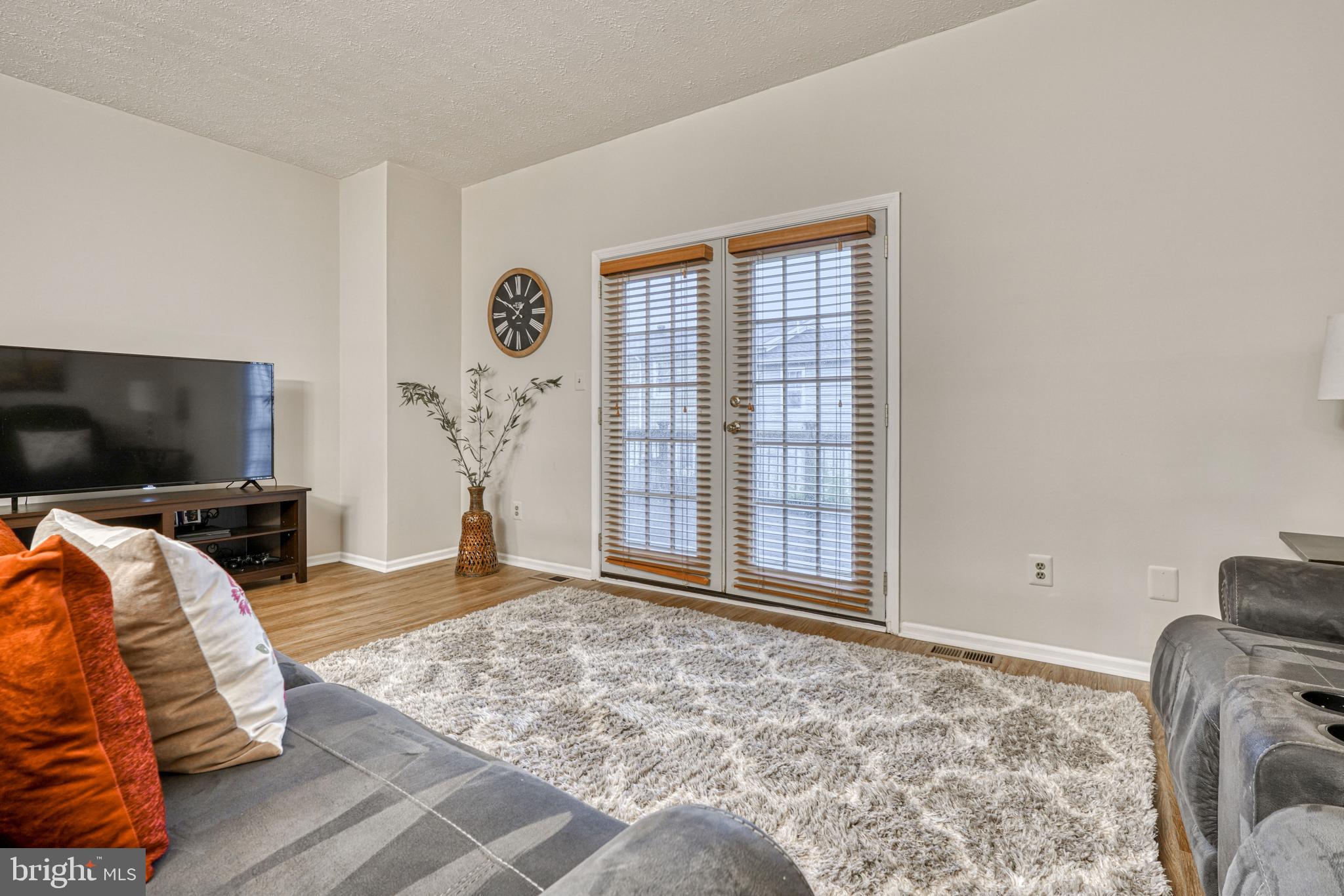 SEVEN COURTS - Residential