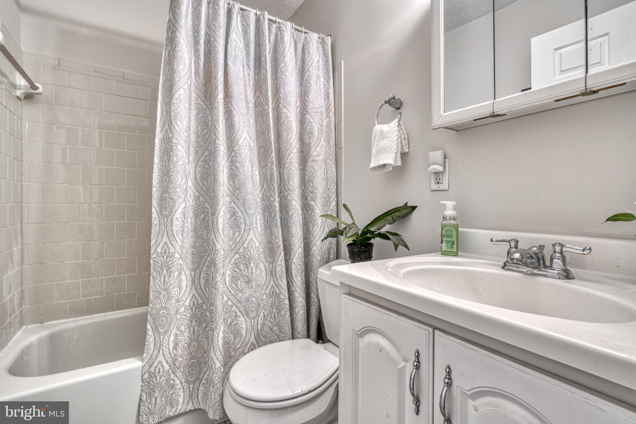 SEVEN COURTS - Residential