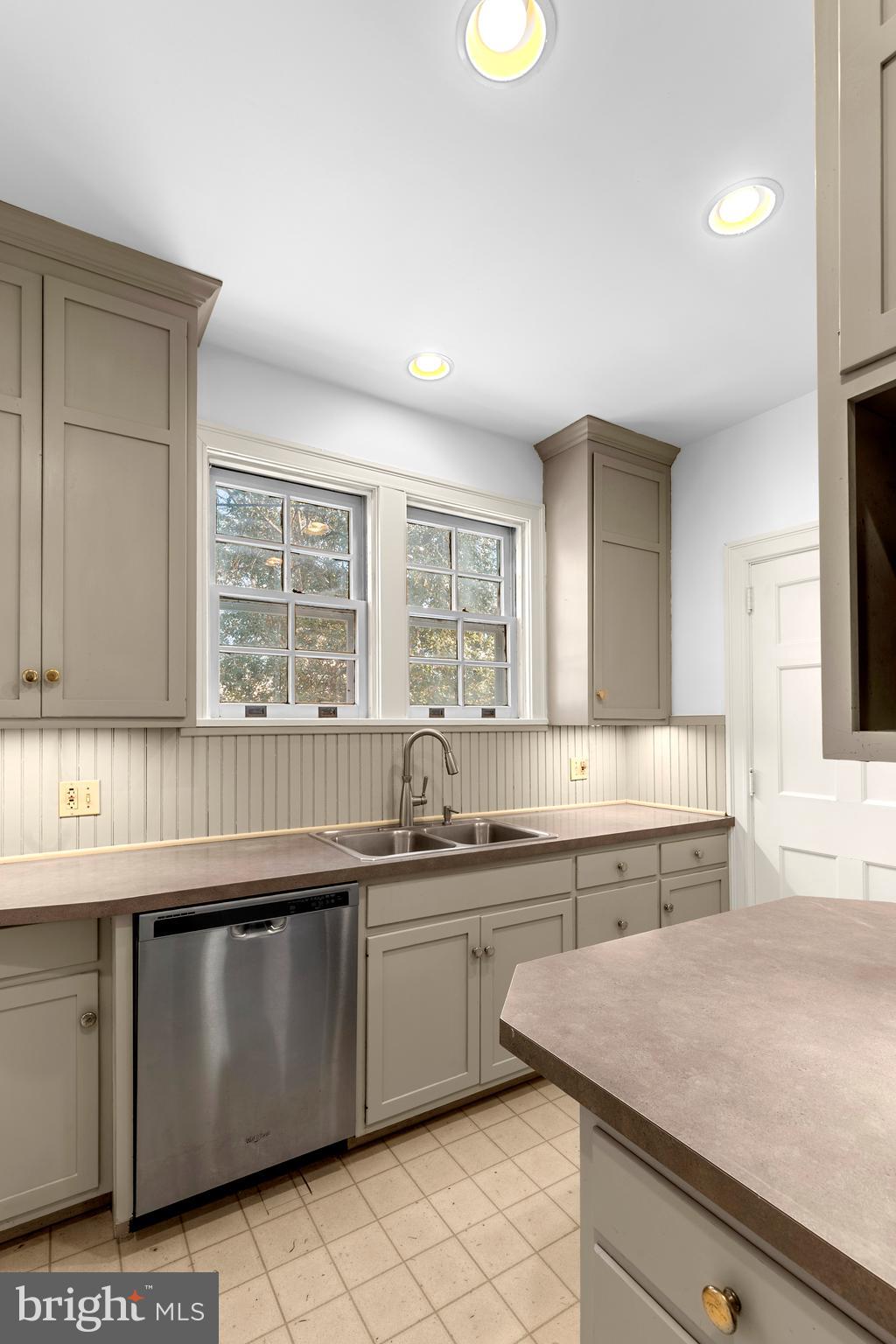 SCHOOL LANE HILLS - Residential