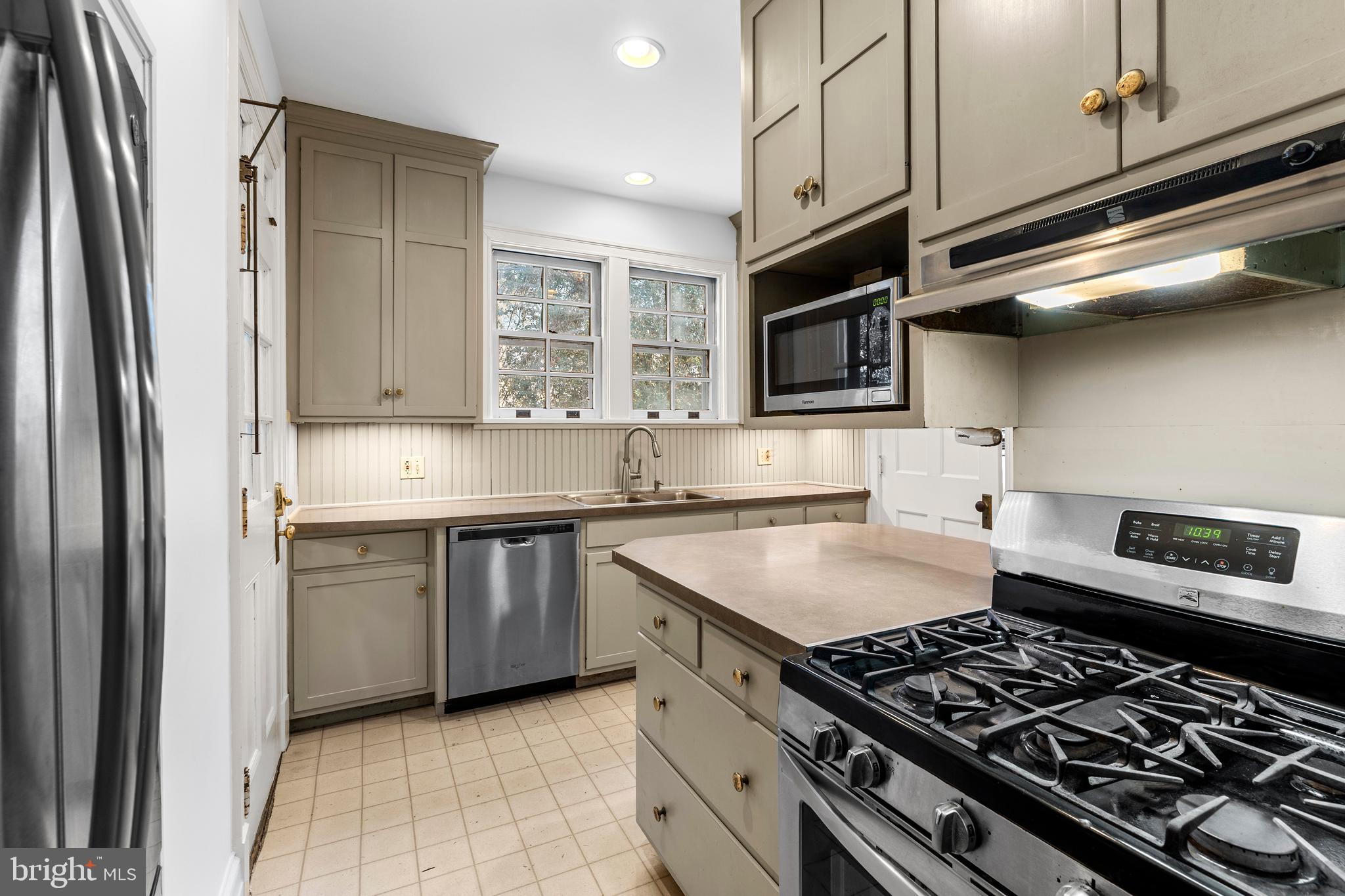 SCHOOL LANE HILLS - Residential