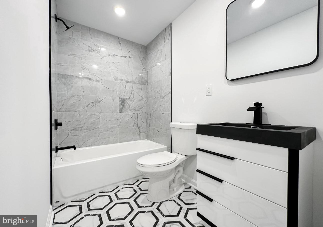 2028 W WESTMORELAND STREET 1