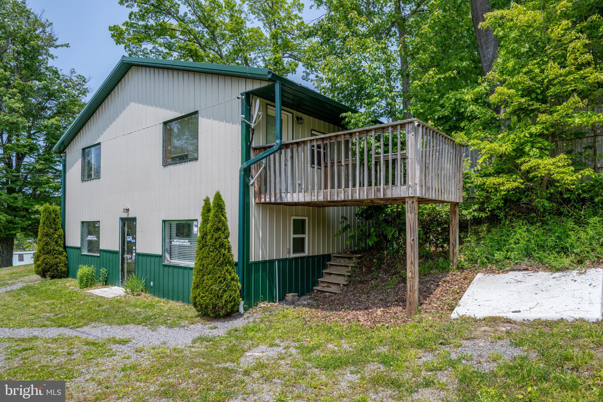 Main image without alt text