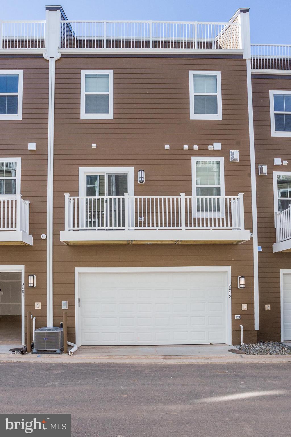 DISCOVERY SQUARE - Residential Lease