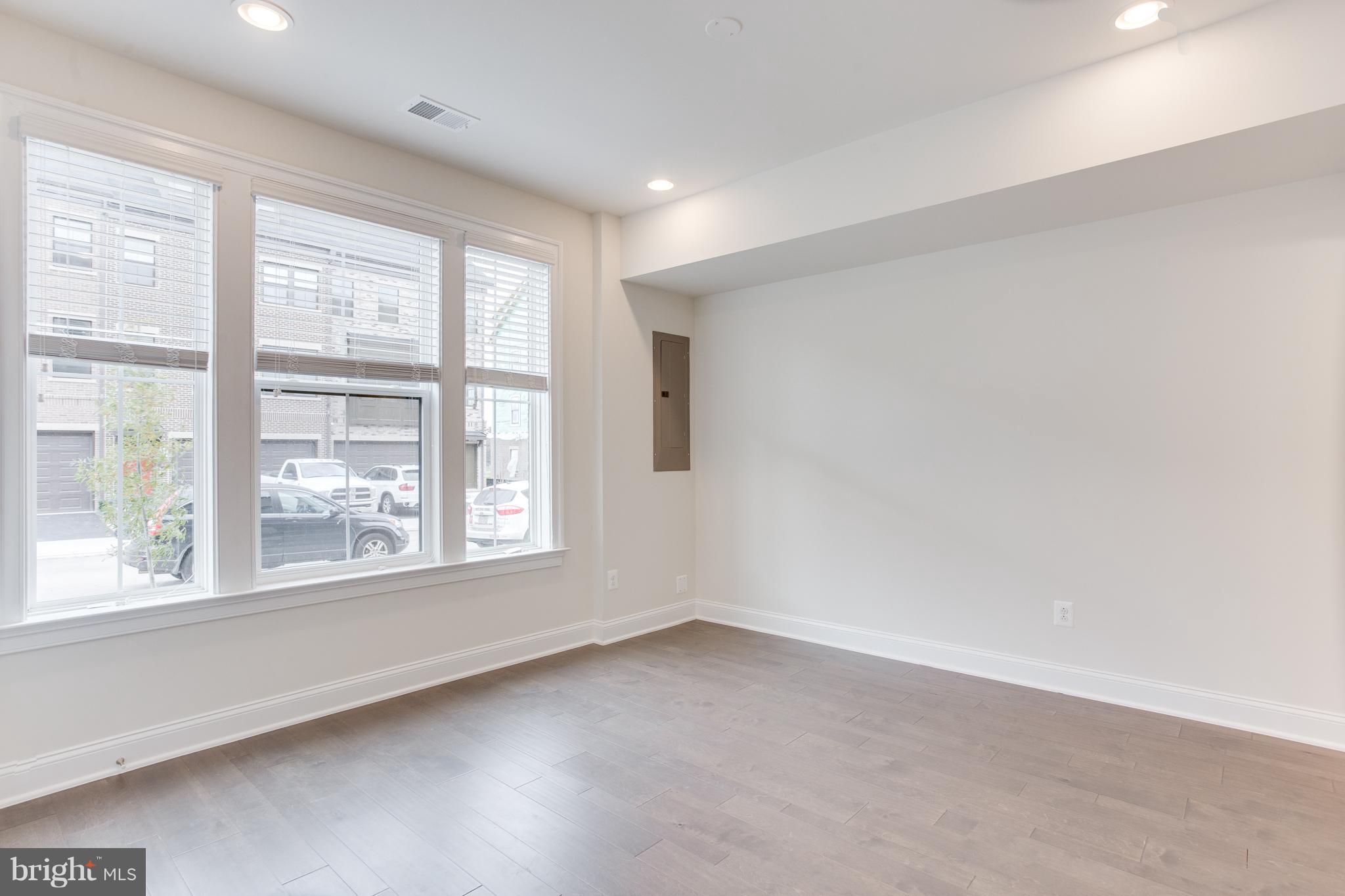 DISCOVERY SQUARE - Residential Lease