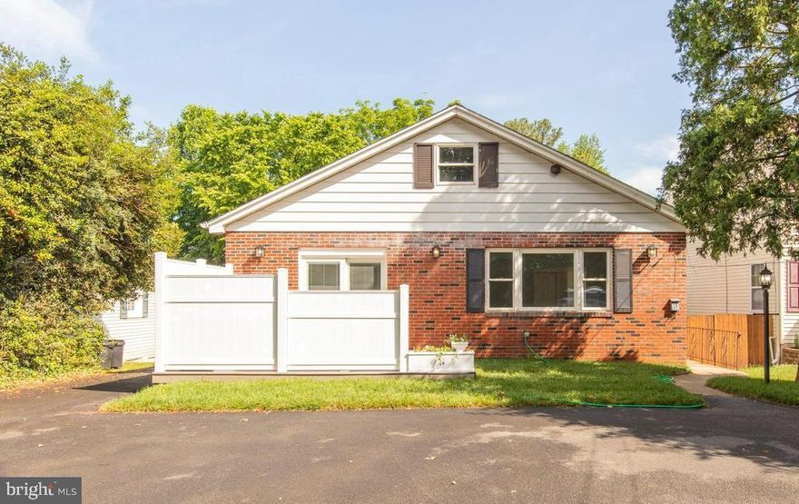 Recently updated 4 bedroom / 2 bath on a dead end street. In the heart of Flourtown and close to all local restaurants, shopping, and entertainment. Easily accessible from the PA Turnpike. Tenant responsible for all utilities.

***NOT PET FRIENDLY***NON SMOKING UNIT***