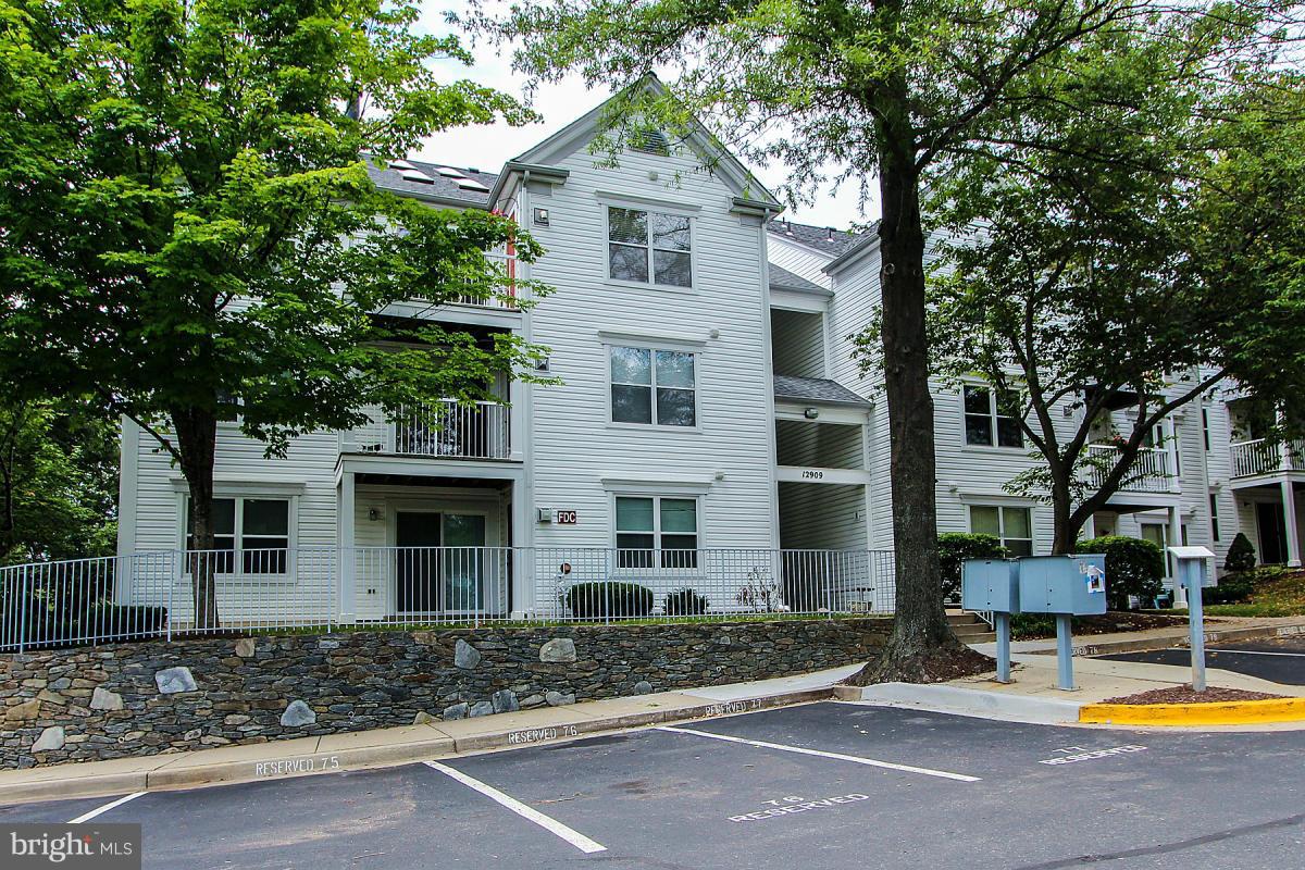 Beautiful 2 level condo with 3 bedrm, 2 full baths, new carpet and paint, gleaming hardwood floors. Lovely fireplace in living rm, full dining rm off kitchen. Brand new Wash/Dry in unit, new double sink in kitchen, new refrigerator, vaulted ceilings with skylights letting in a tremendous amount of natural light. Open loft could be used as an additional bedroom with its own walk-in closet.