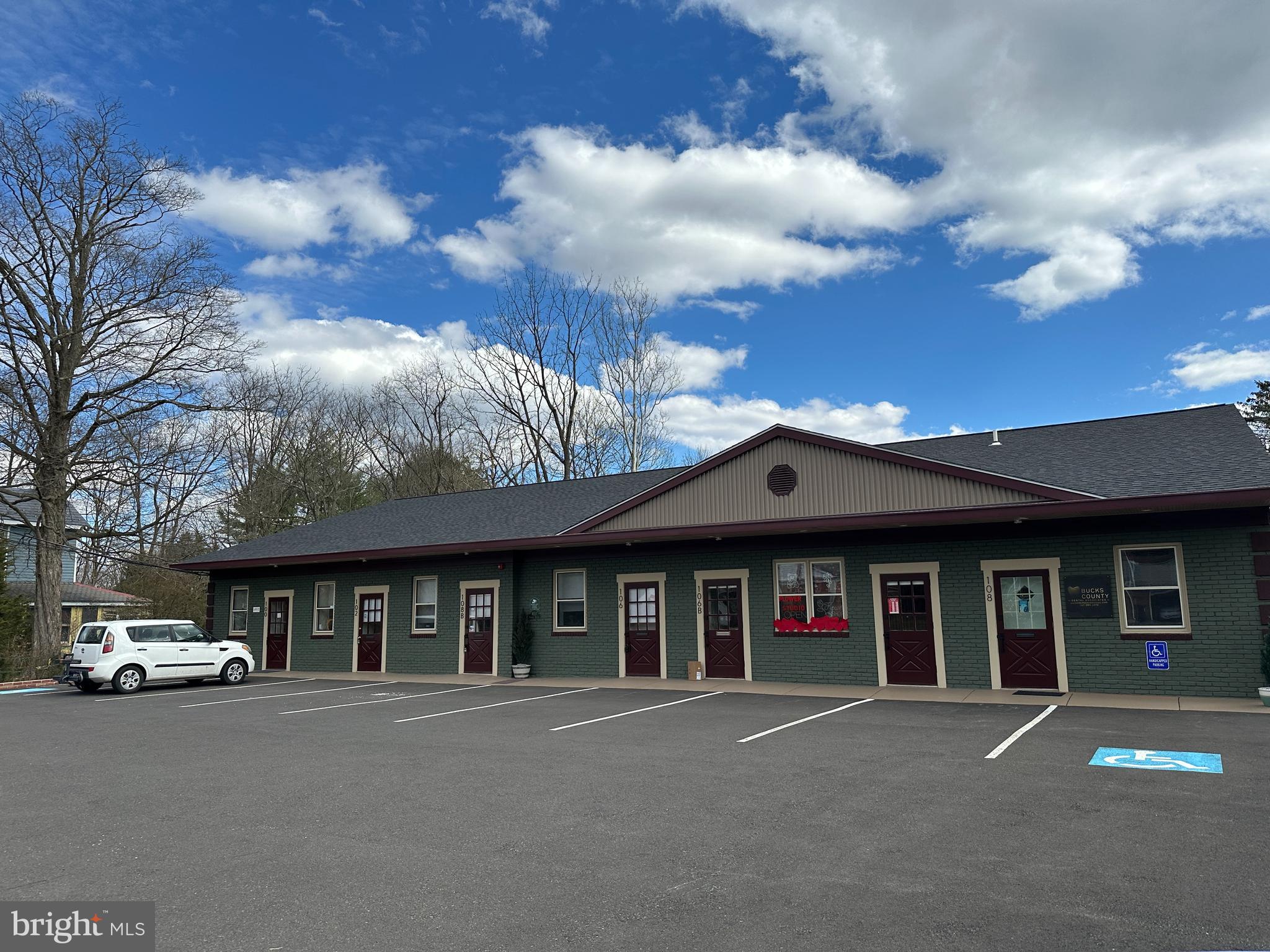 Commercial Office Space for Lease – Ideal for Medical, Law, or Insurance Use
📍 Location: New Britain, CT
📏 Size: Approx. 400 sq. ft.
💲 Rent: $675/month
🔹 Features:
✔ Two spacious rooms – perfect for private offices or client consultations
✔ Private powder room for convenience
✔ Kitchenette for staff and client refreshments
✔ Ample parking for employees and visitors
This versatile office space is ideal for medical professionals, attorneys, or insurance agencies looking for a professional setting with a prime location in New Britain.
📞 For more details or to schedule a showing, contact us today!