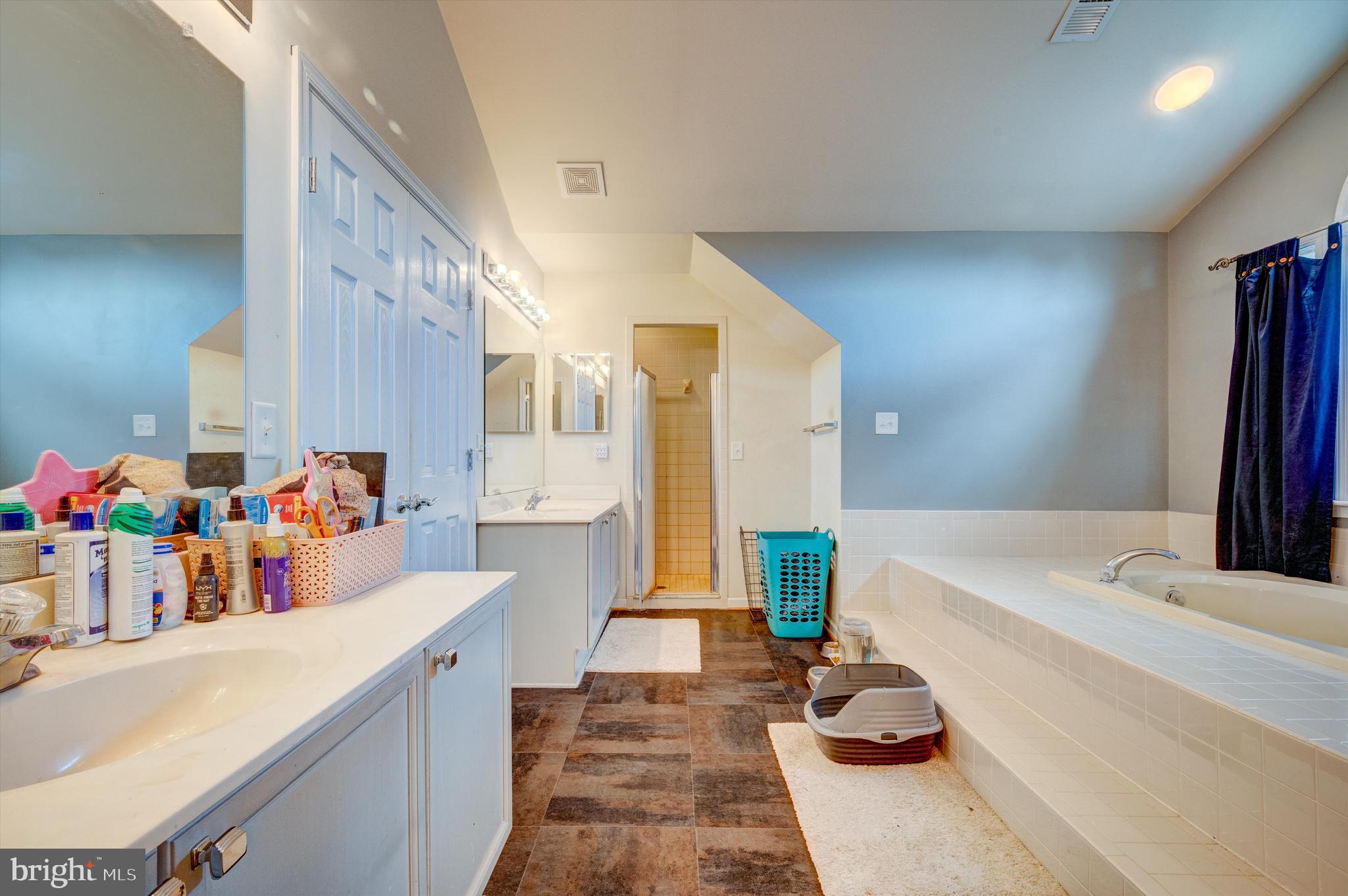 RIVER HILLS - Residential