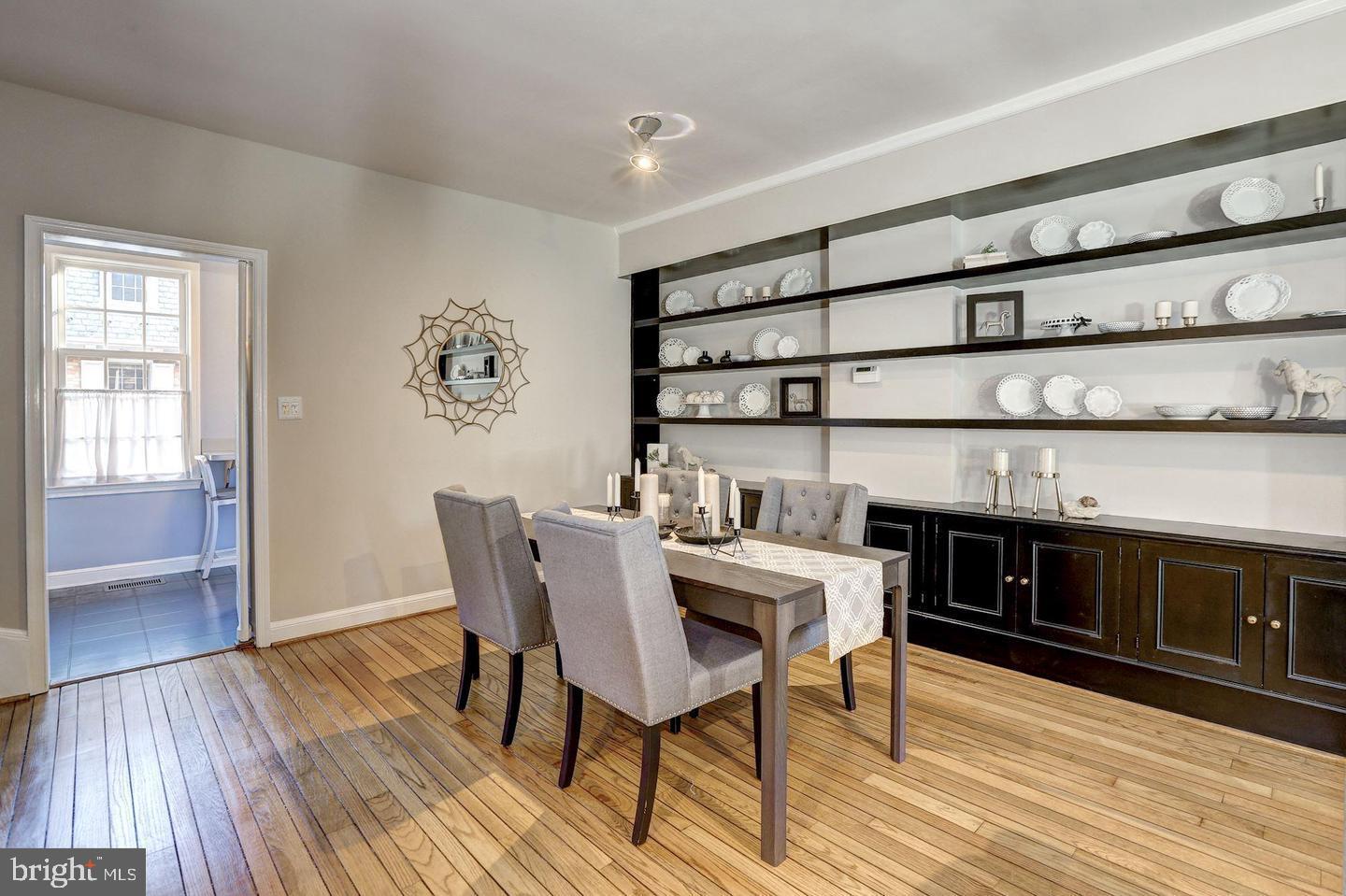 2528 QUEEN ANNES LANE NW