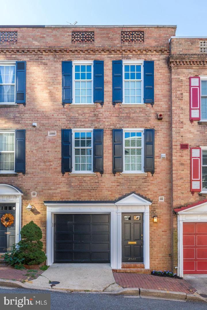 2528 QUEEN ANNES LANE NW