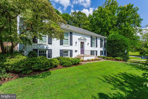 Photo of 7515 Cayuga Avenue, BETHESDA, MD 20817 (MLS # MDMC2226296)
