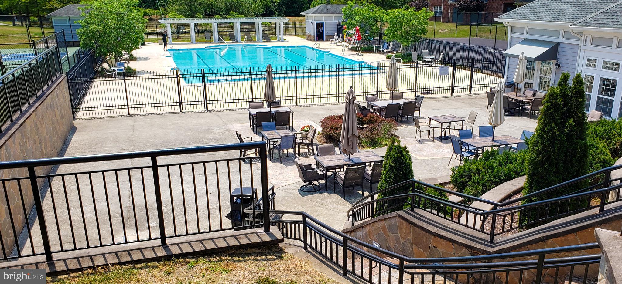 CAMERON GROVE CONDO 1> - Residential