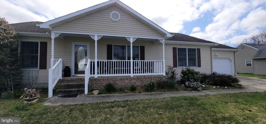 Annual 3 bedroom 2 bathroom rental in a wonderfully quiet community near Red Mill Pond.  Tenant pays utilities.