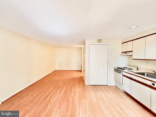 CHRISTOPHER COURT - Residential