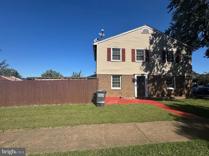 Back on market — buyer could not proceed with purchase.
Check out this cozy two-level townhouse in the Stoneridge Subdivision! This corner-lot home features 3 bedrooms, 1 full bath, and 1 half bath — perfect for anyone looking for comfortable and convenient living. You’ll love the fenced backyard with a nice patio, great for relaxing or hosting get-togethers. Located close to shops, restaurants, and major roads, this home has everything you need in a great location. Don’t miss your chance to see it!