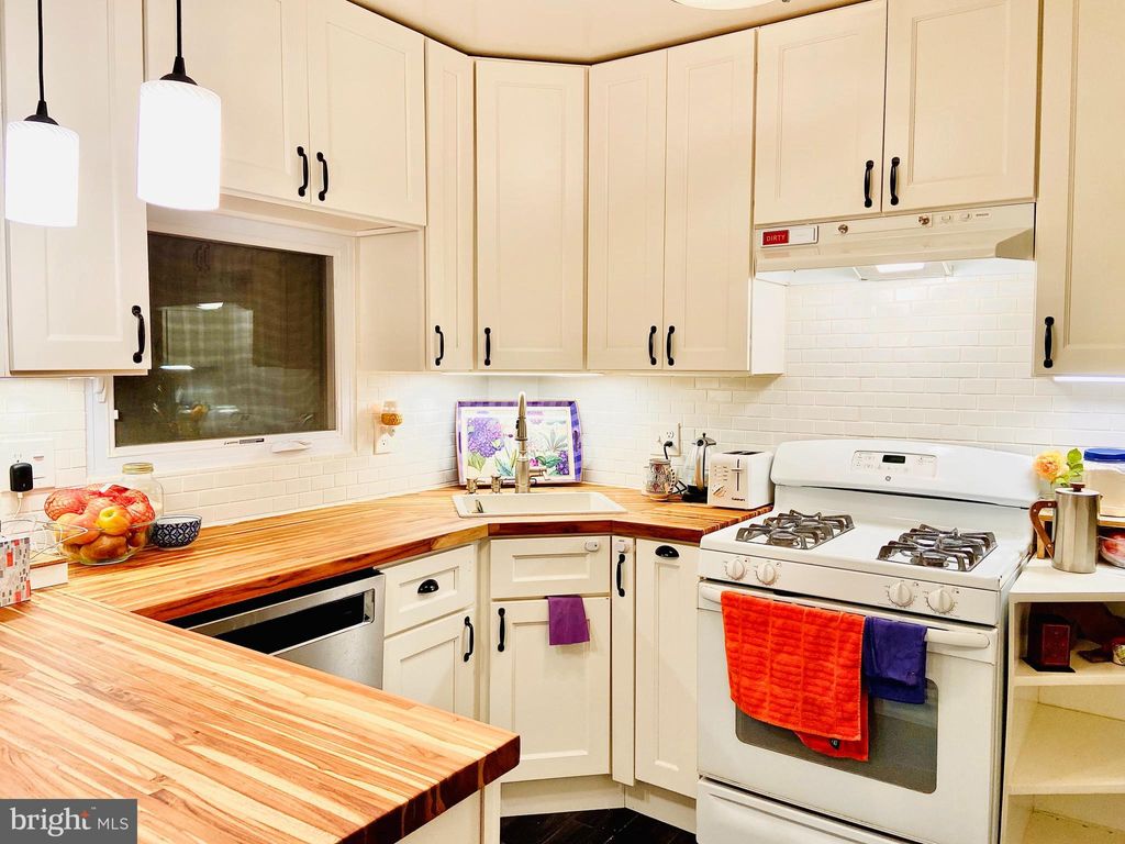 Photo of 2137 S Pollard Street, ARLINGTON, VA 22204 (MLS # VAAR2067526)