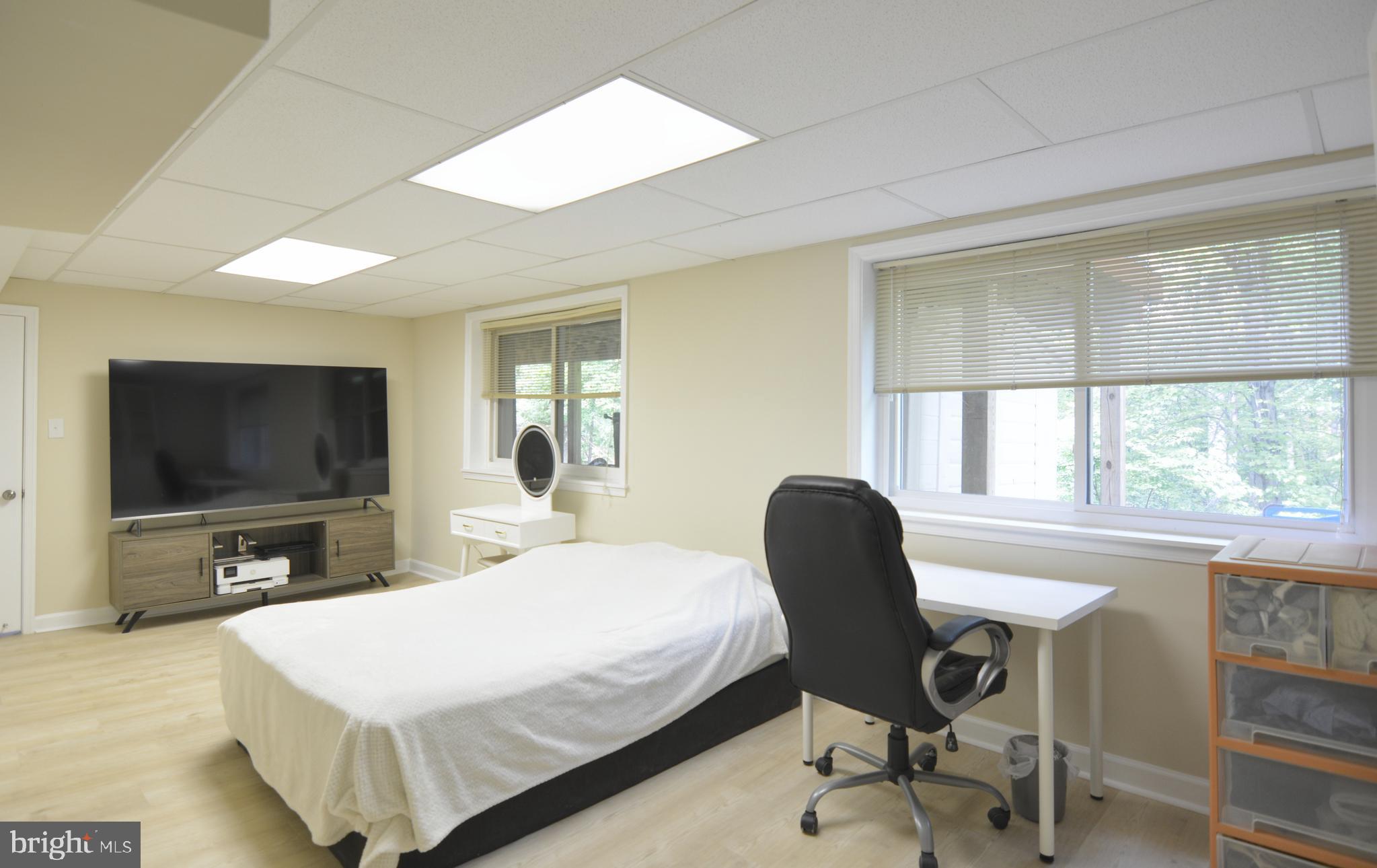 QUINCE ORCHARD MANOR - Residential