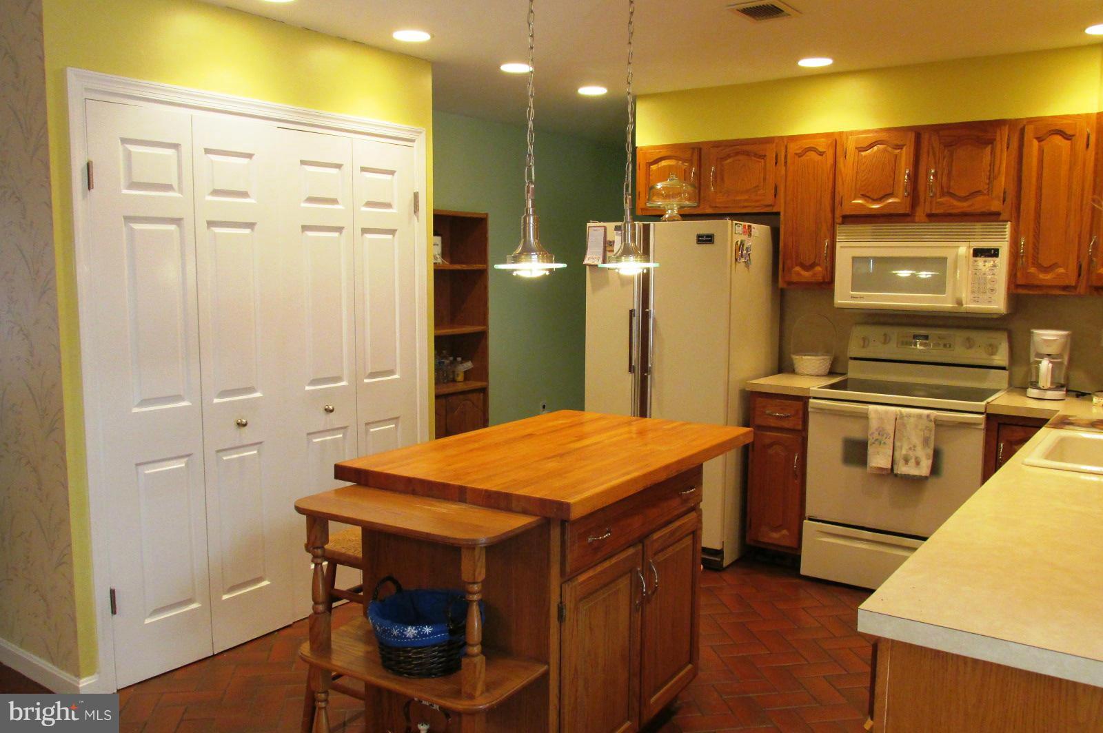 FRIENDSHIP KNOLLS - Residential