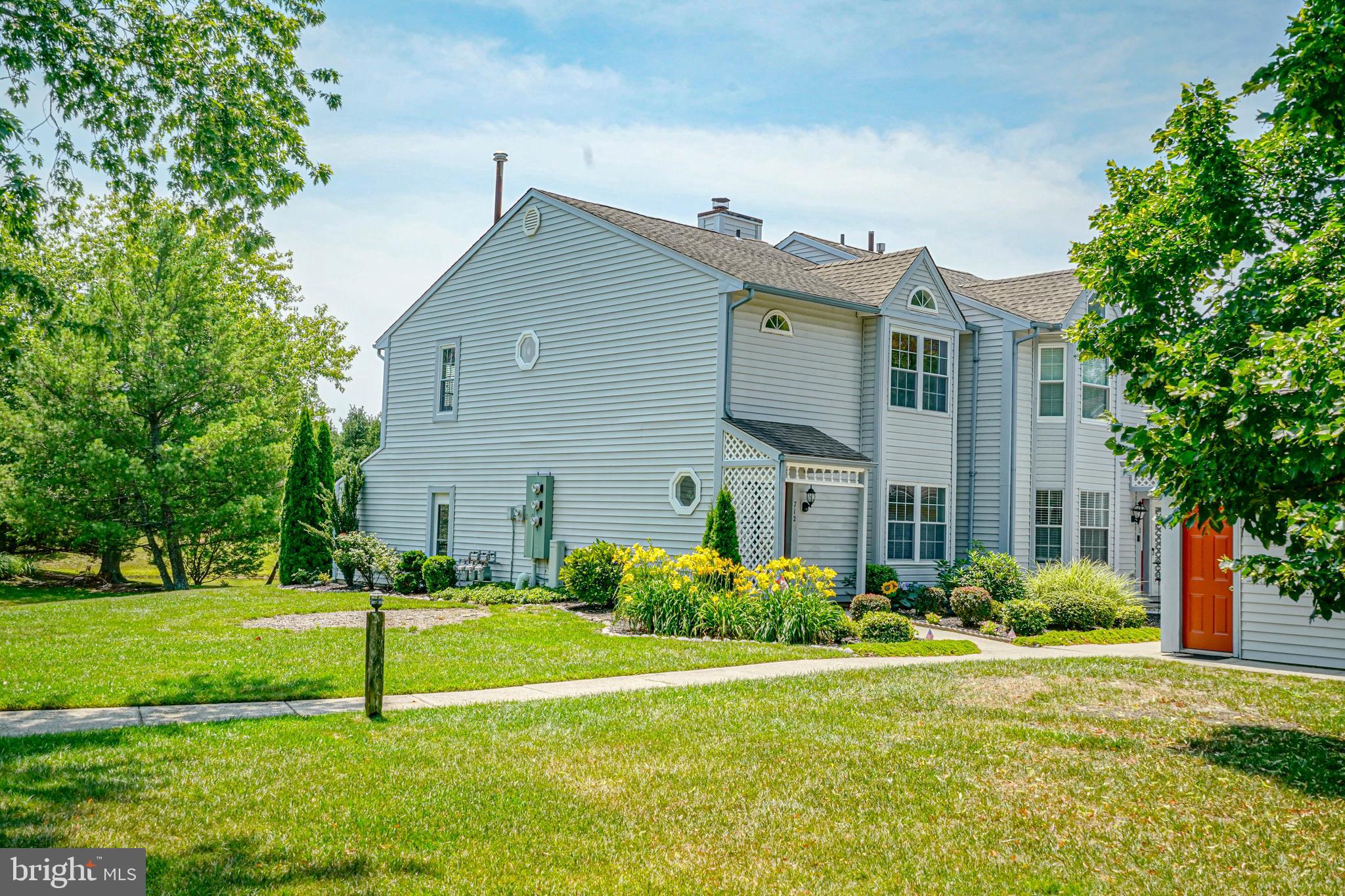 712 LAKEFRONT