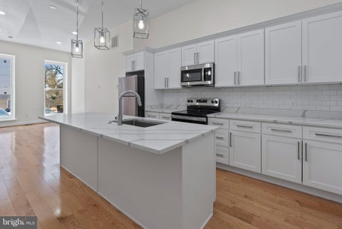 Townhouse For Sale - 505 N Carrollton Avenue<br/> BALTIMORE, MD 21223
