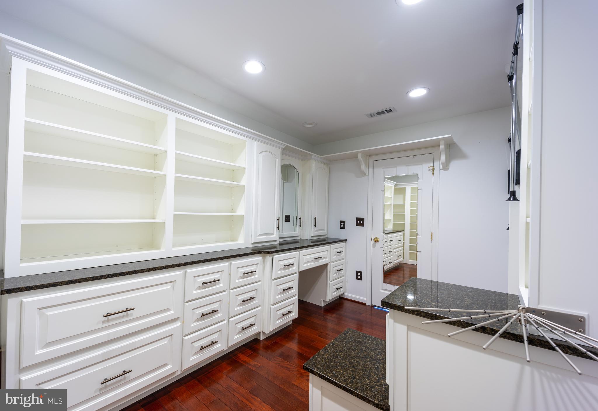 APPLE KNOLLS ESTATES - Residential