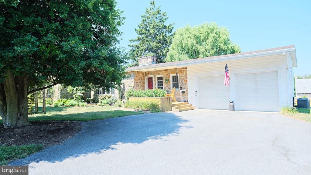 Photo of 550 Abbeyville Road, Lancaster, PA 17603 (MLS # PALA2054206)