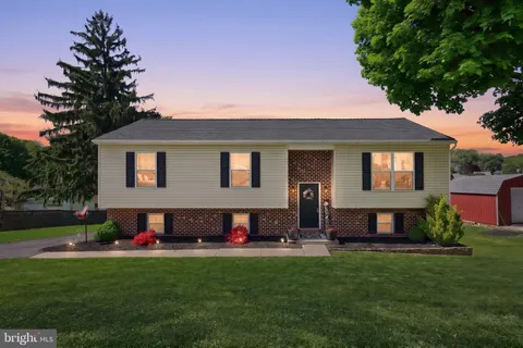18 E High Street, Yoe, PA 17313 - #: PAYK2102908
