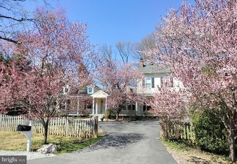 Photo of 8220 Robey Avenue, ANNANDALE, VA 22003 (MLS # VAFX2302232)