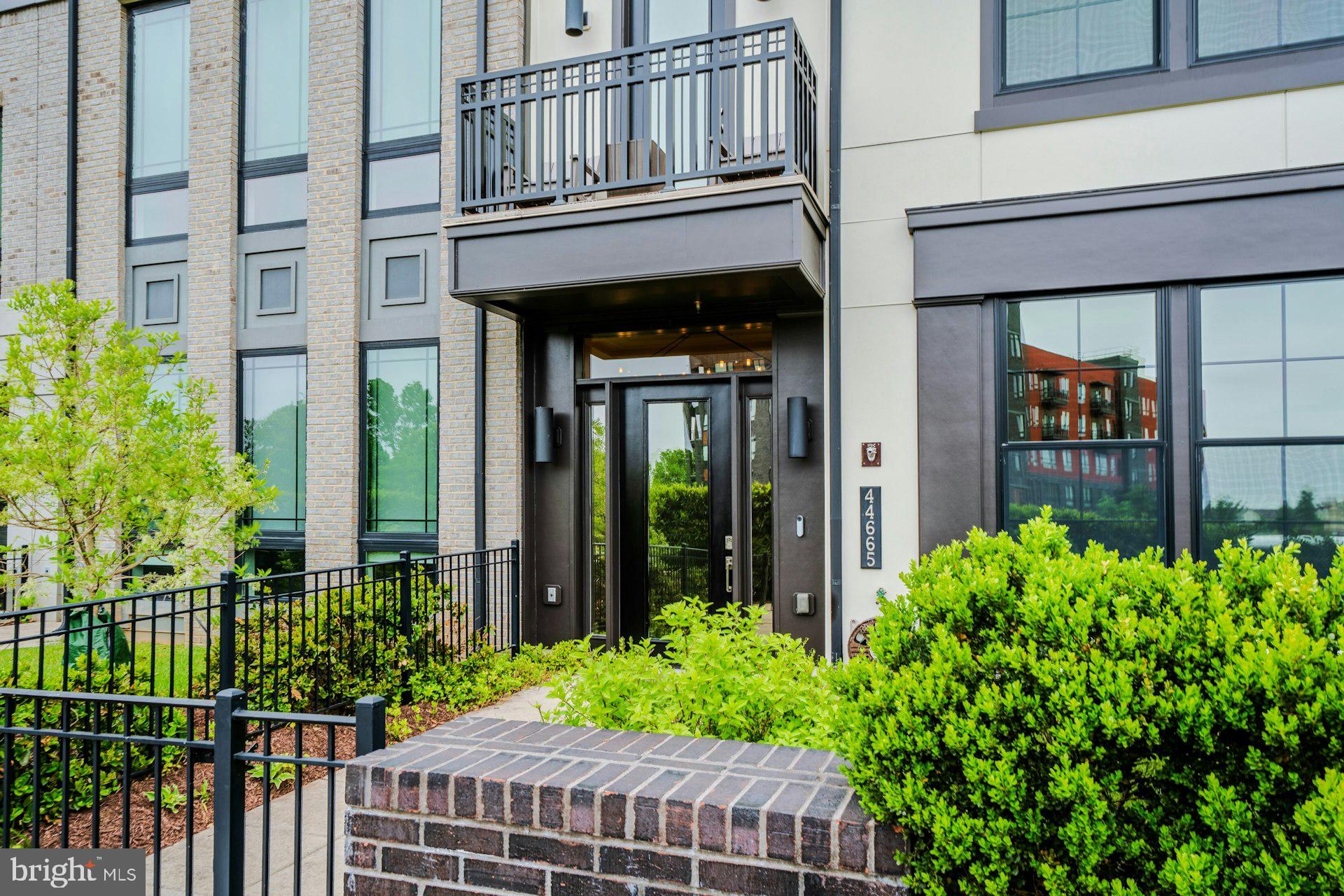 ONE LOUDOUN - Residential