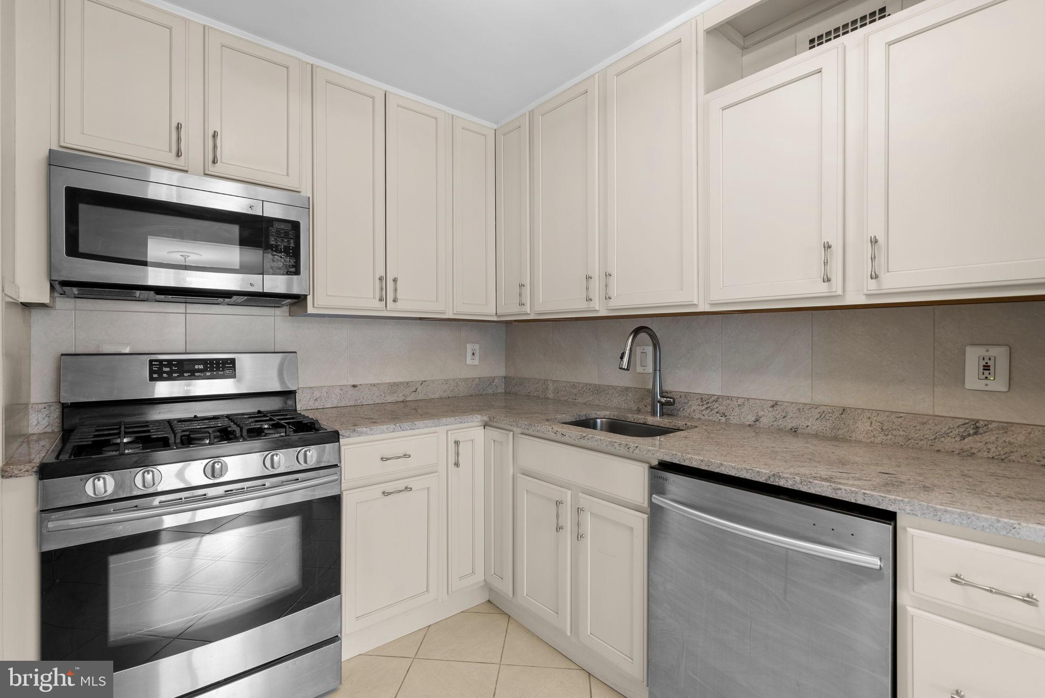 PROMENADE TOWERS - Residential