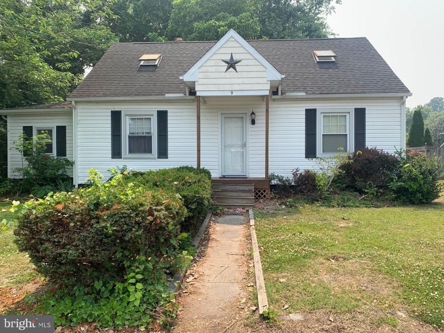 A great location 1 block from the Choptank River under $200,000 with no city taxes! 3 bedrooms and one bath, central air. Comfortable residential area, minutes from vibrant downtown, the marina, the parks, the YMCA and historic High St.