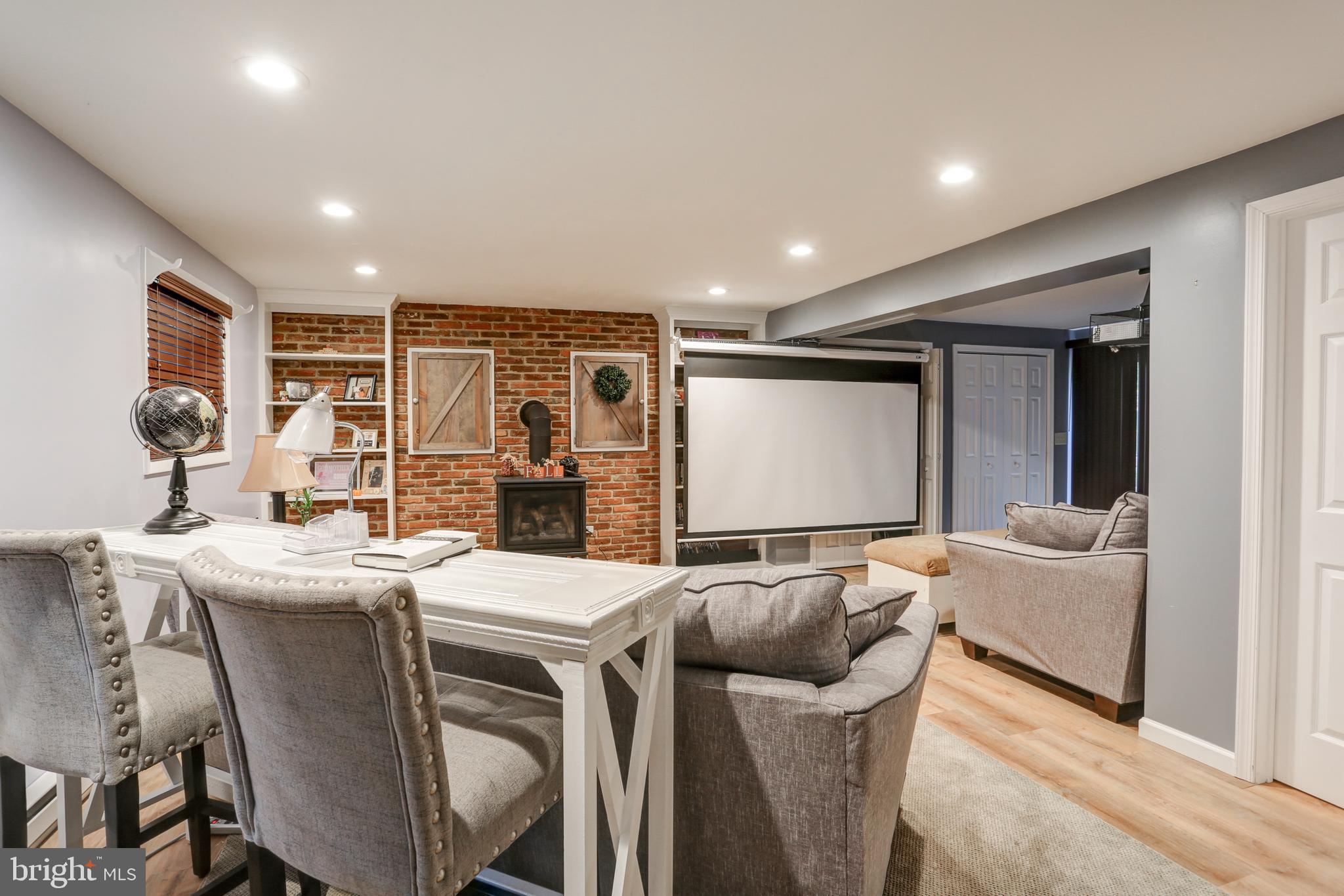 COUNTRY VILLAGE - Residential