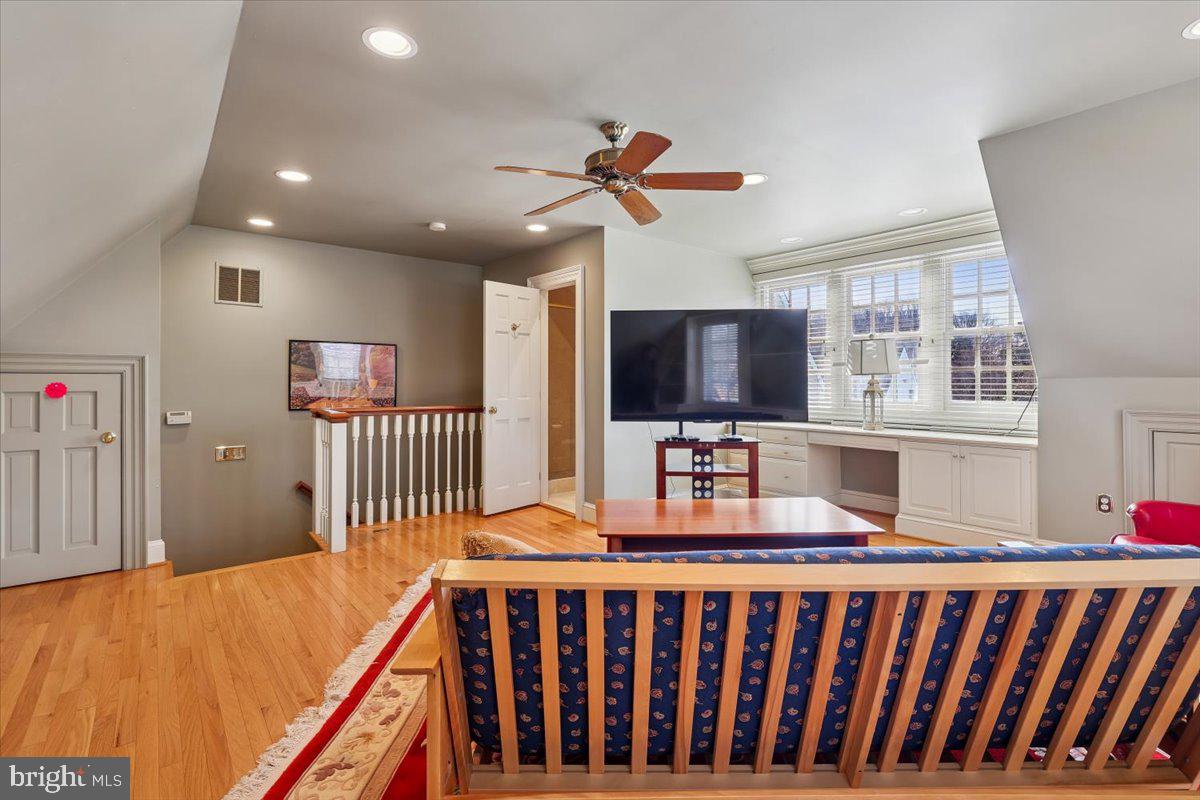 WILLIAMSBURG COMMONS - Residential