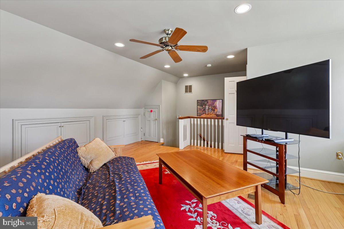 WILLIAMSBURG COMMONS - Residential