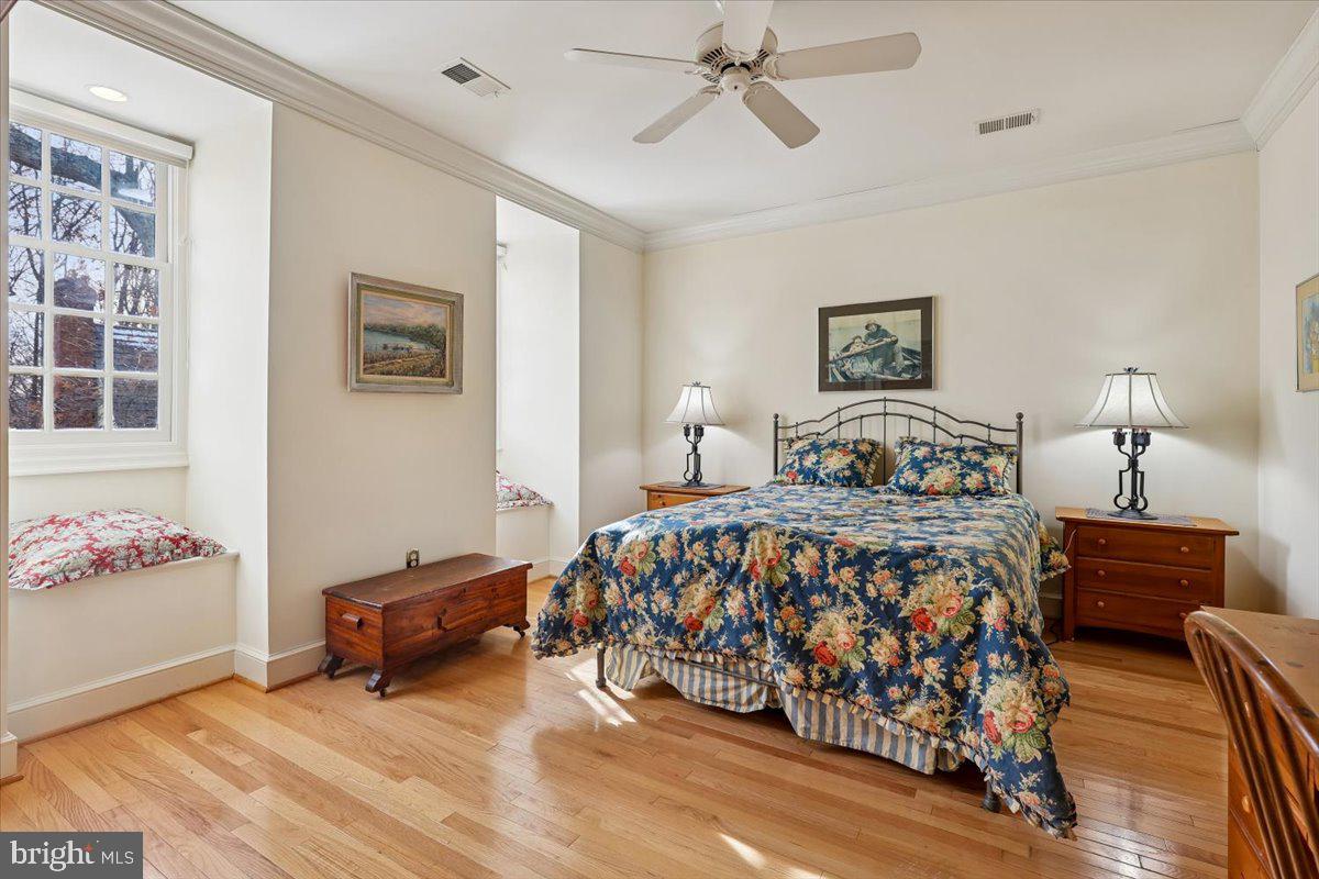 WILLIAMSBURG COMMONS - Residential