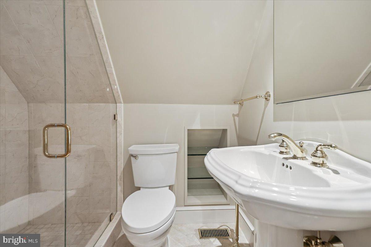 WILLIAMSBURG COMMONS - Residential