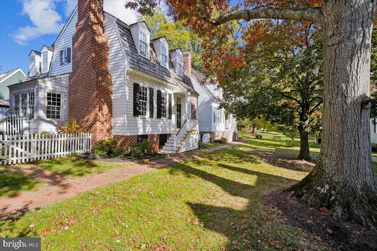 WILLIAMSBURG COMMONS - Residential