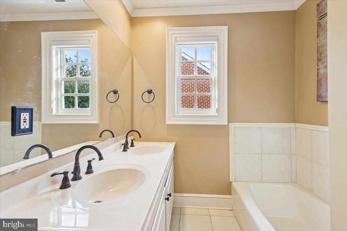 WILLIAMSBURG COMMONS - Residential