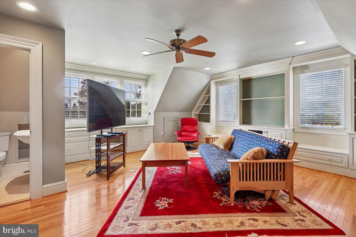 WILLIAMSBURG COMMONS - Residential