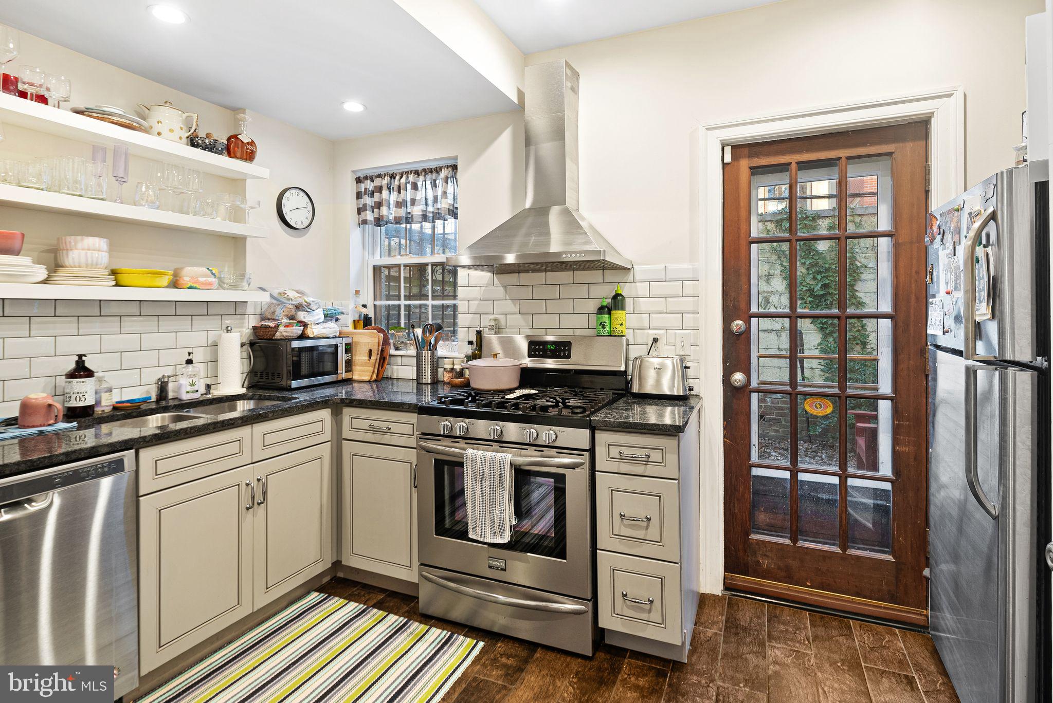 LOGAN SQUARE - Residential