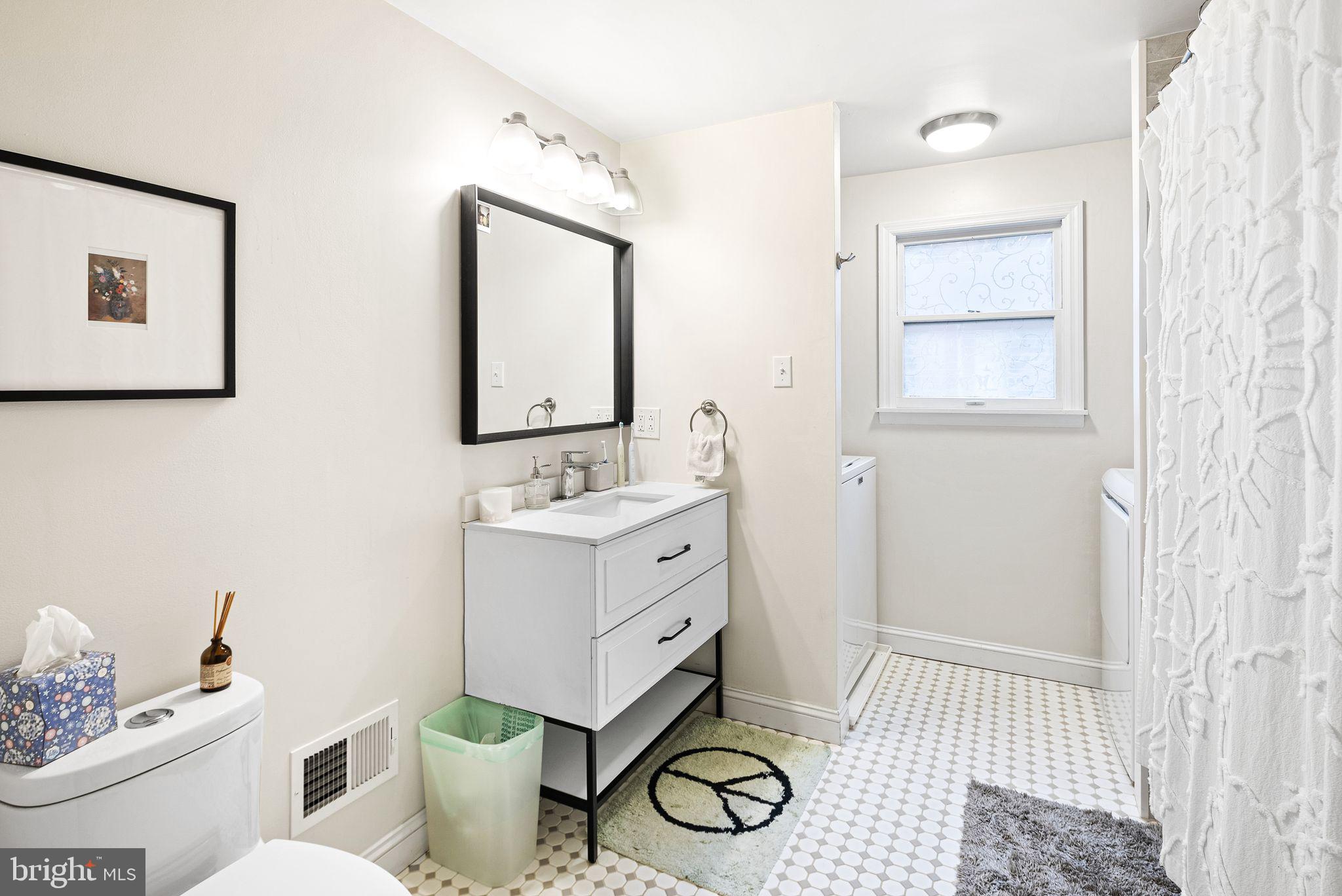 LOGAN SQUARE - Residential