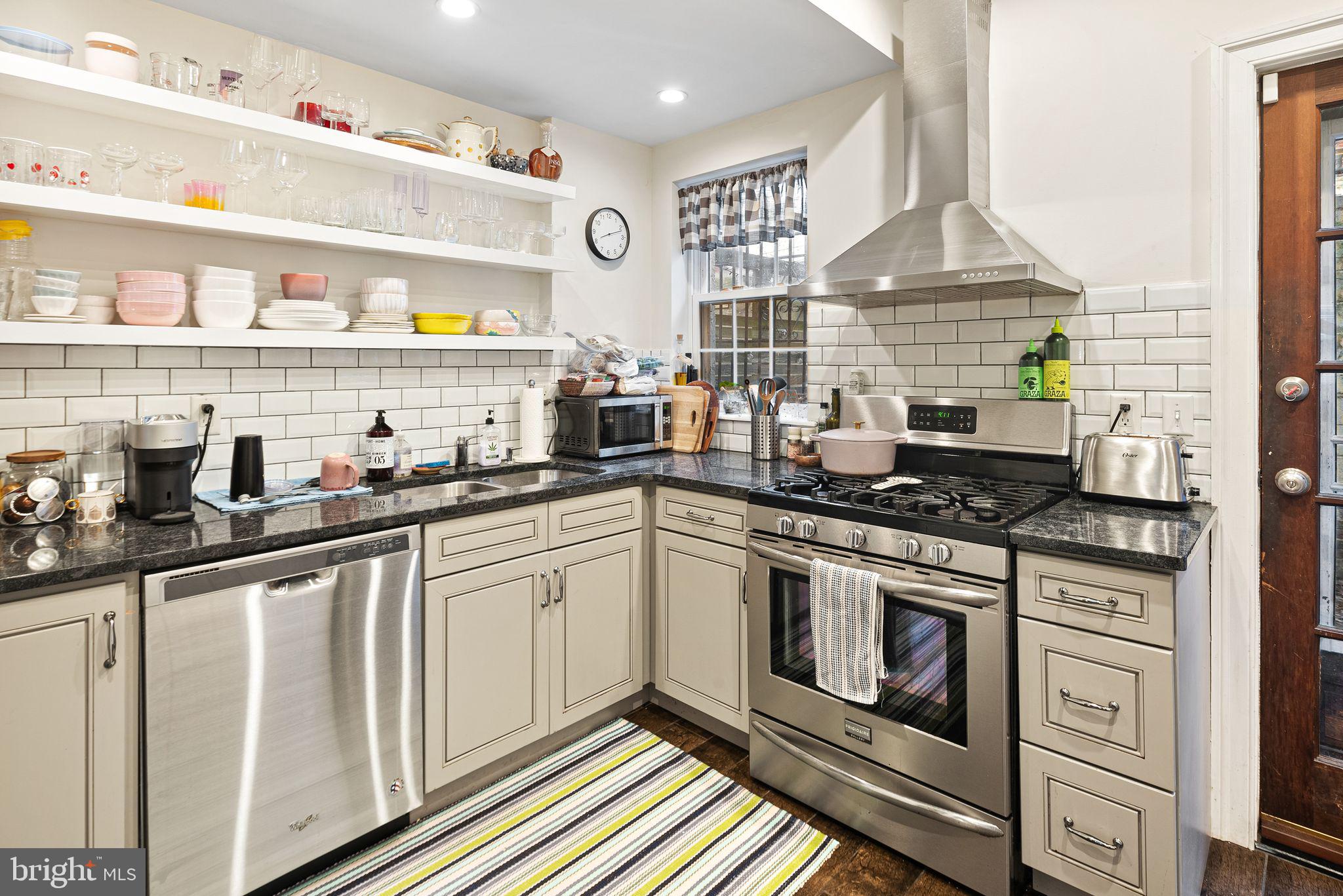 LOGAN SQUARE - Residential