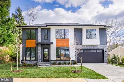 Photo of 125 Casmar Street SE, VIENNA, VA 22180 (MLS # VAFX2297408)