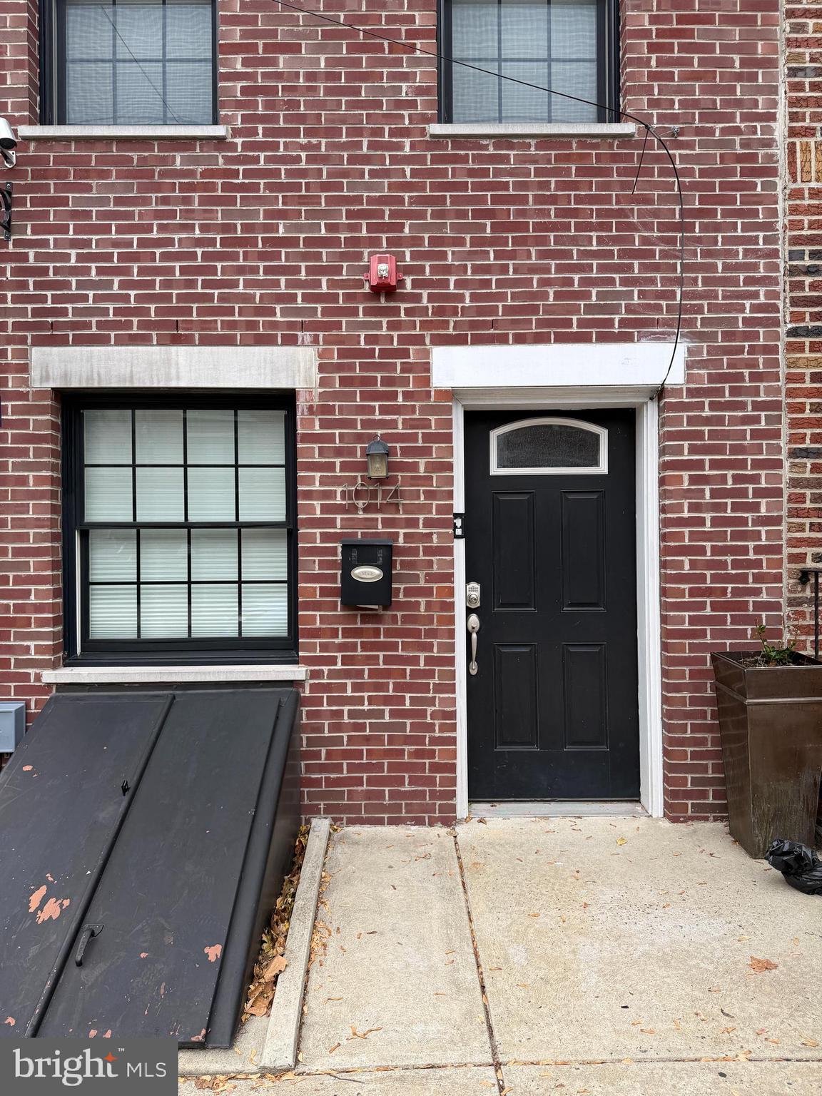 QUEEN VILLAGE - Residential Lease