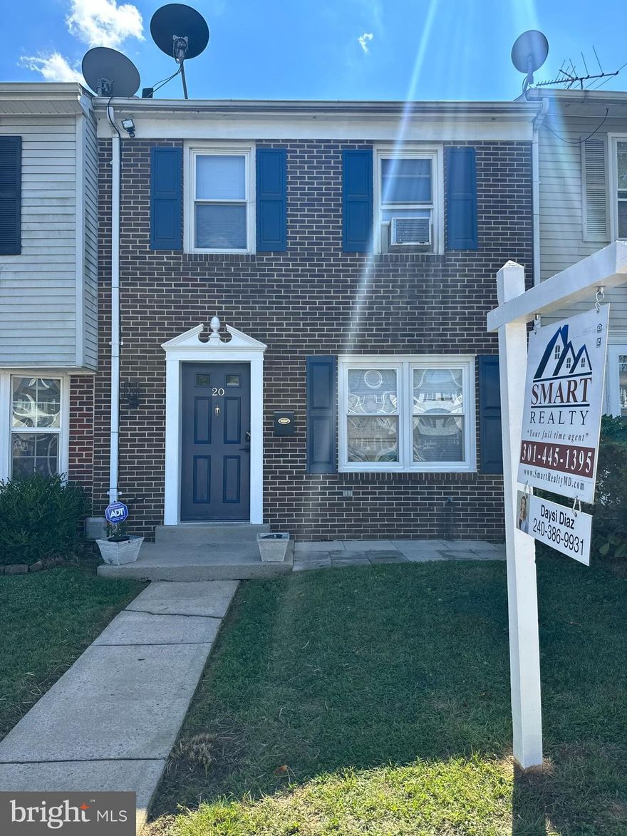 **OPEN HOUSE SUNDAY SEPTEMBER 17TH FROM 12PM-3PM**
Welcome Home ! You won't want to miss this 3 bed 1 full and 1 half bath townhome, close to shopping centers , dinning, Brunswick library and commuter routes.  Is the perfect place to call home !
Freshly painted throughout, fully finished basement, AND NO HOA !
Schedule your showing today ! If the dog is home, will be in a cage.
Property is being sold AS IS
More photos coming soon!